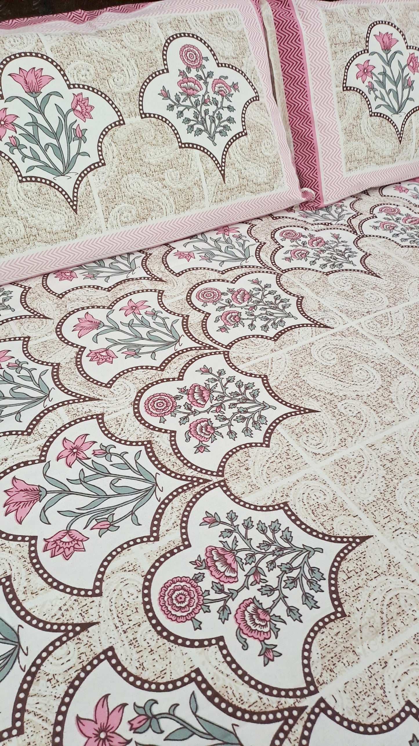 Nargis Puree Cotton Double Bedsheet - Centre design Pink