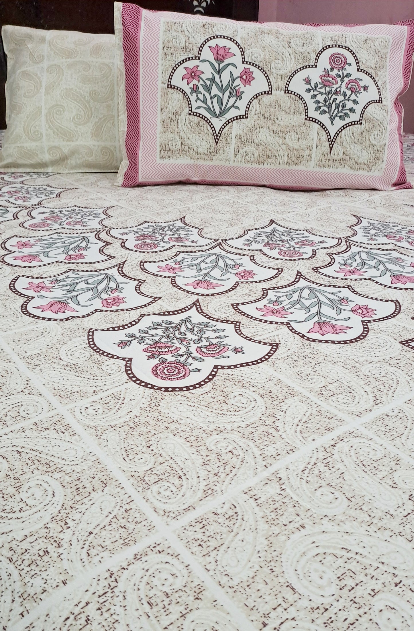 Nargis Puree Cotton Double Bedsheet - Centre design Pink